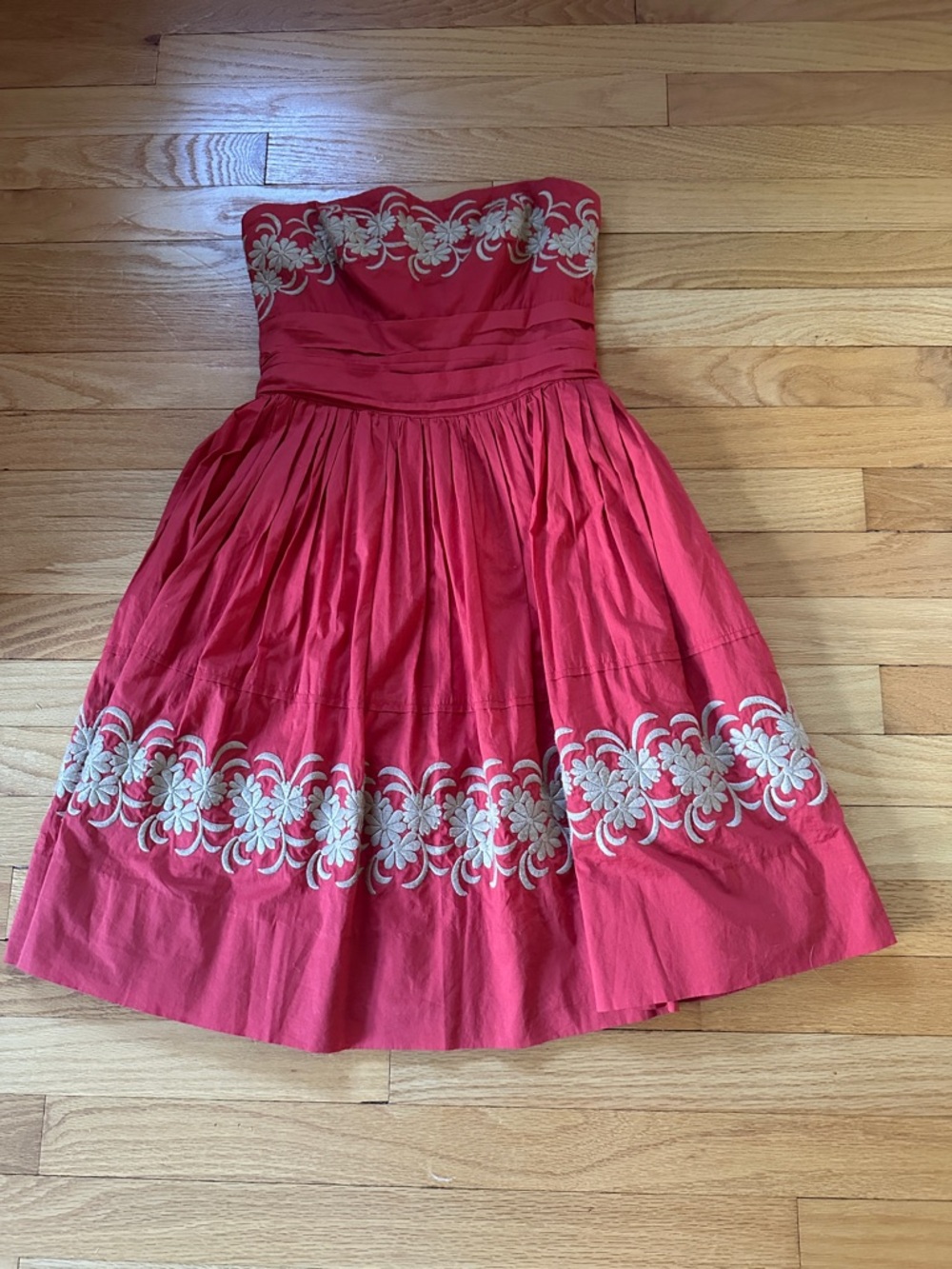 Anthropologie Girls from Savoy
Red Strapless Embroidered
Maypole Dress